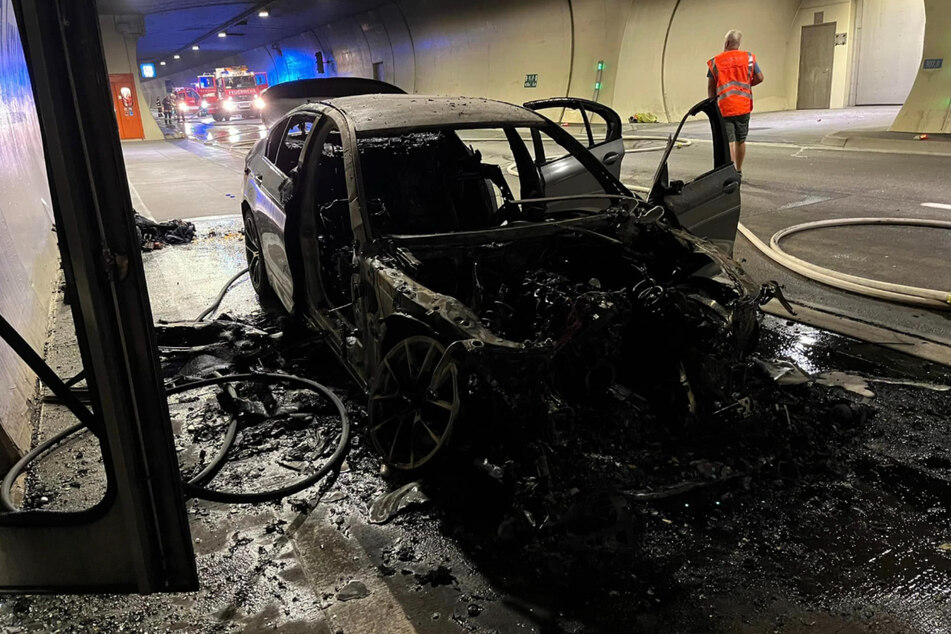 Das Auto brannte aus bislang ungeklärter Ursache vollständig ab.