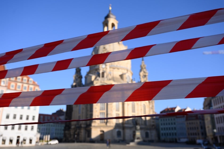 Ein Absperrband hängt auf dem Neumarkt vor der Frauenkirche.