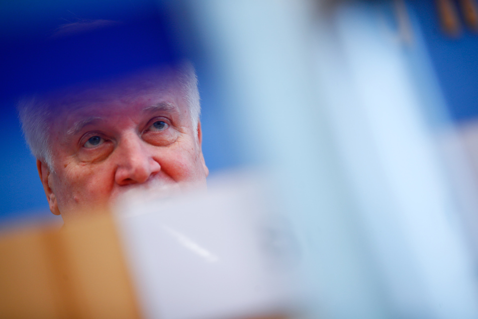 Horst Seehofer (CSU), Bundesminister des Innern, für Bau und Heimat, spricht bei einer Bundespressekonferenz über das weitere Vorgehen bei den Corona-bedingten Binnengrenzkontrollen.