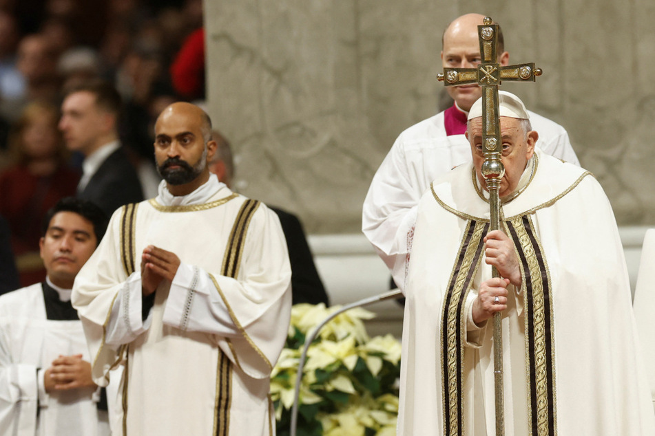 Pope Francis calls for peace in Christmas Eve mass: "Tonight our hearts are in Bethlehem"
