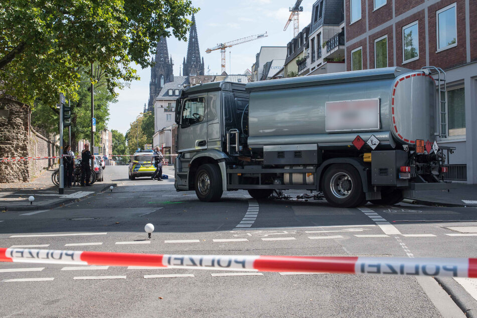 Köln: Unfall in Kölner City: Radlerin wird von Lkw überrollt und lebensgefährlich verletzt