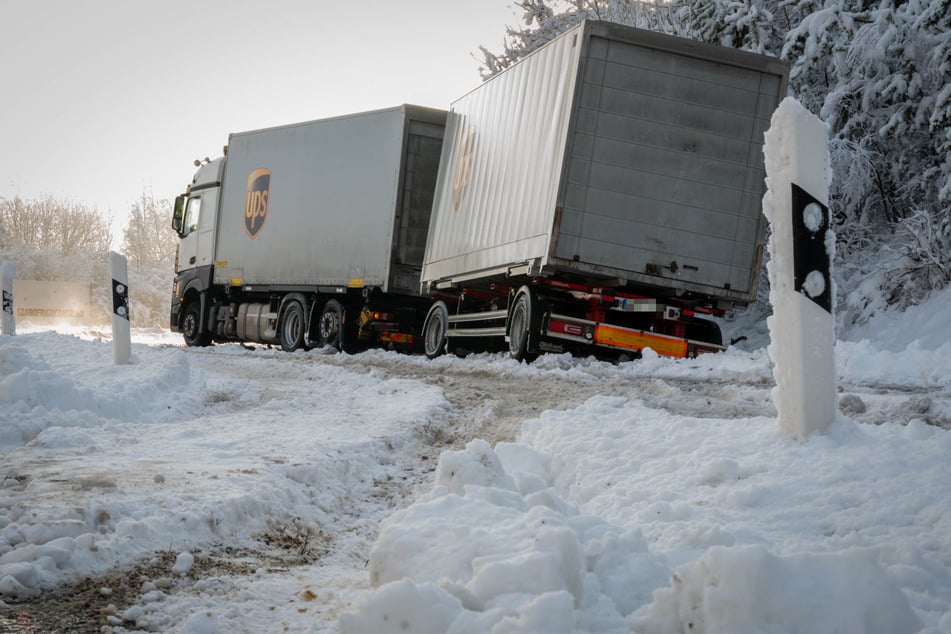Mehrere Lastkraftwagen standen durch den Schnee auf der A3 im Taunus quer und steckten fest.