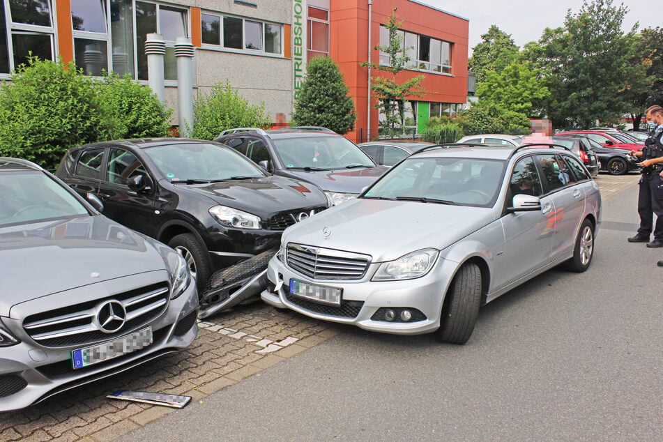 Der Senior (84) ist mit seinem Mercedes von der Straße abgekommen und gegen sechs geparkte Autos gefahren.
