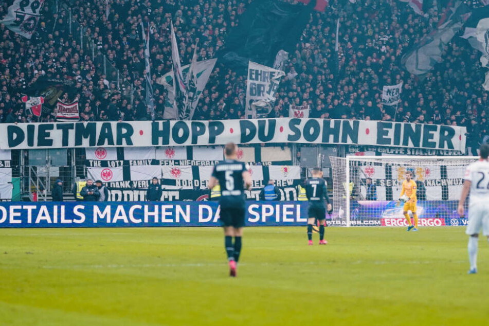 Fans von Eintracht Frankfurt entrollen das Spruchband, das ironisch auf die Verunglimpfungen des Hoffenheimer Mäzens Dietmar Hopp eingeht.