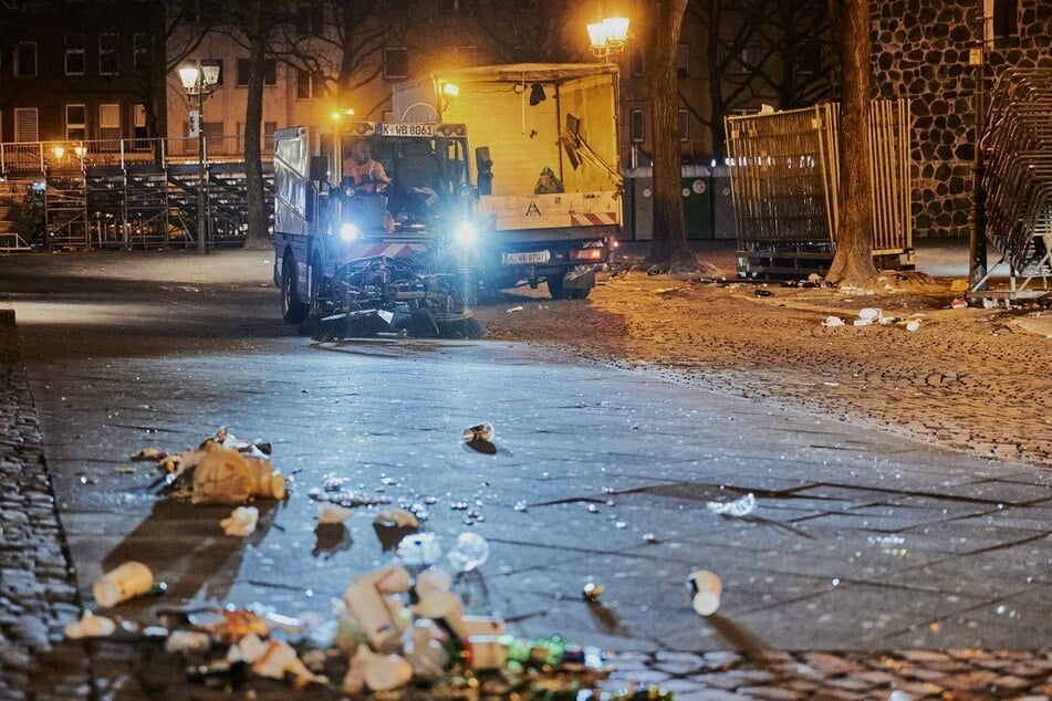 In der Nacht zu Freitag waren rund 65 AWB-Mitarbeiter im Einsatz, um die Stadt nach der Eröffnung des Straßenkarnevals wieder auf Vordermann zu bringen.