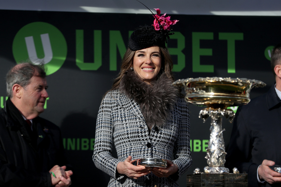 Liz Hurley lacht während des Champion Day des Cheltenham Festivals.