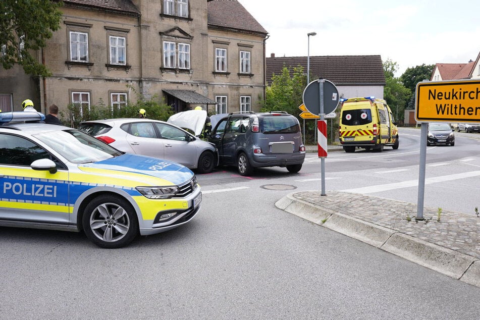 Auf der Bautzner Straße in Kirschau ging am Dienstagmorgen ein Abbiegemanöver schief.