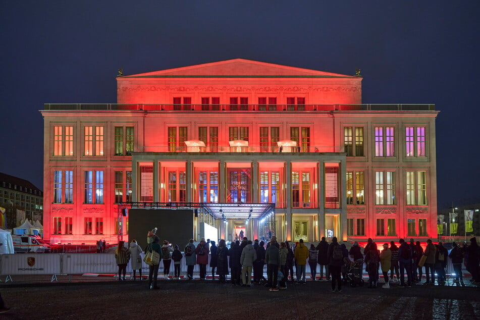 In bunten Farben erstrahlte am Freitag die Leipziger Oper - ein Vorgeschmack auf das, was sich innen abspielte.