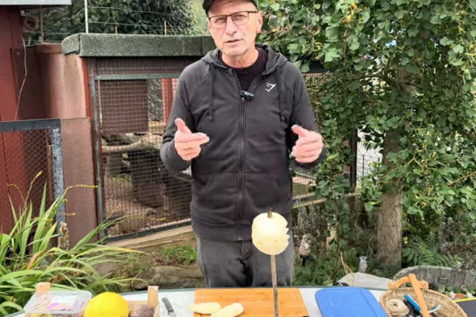 Während seiner Bastelei spricht der Sachse über die Eigenarten des Storchs.