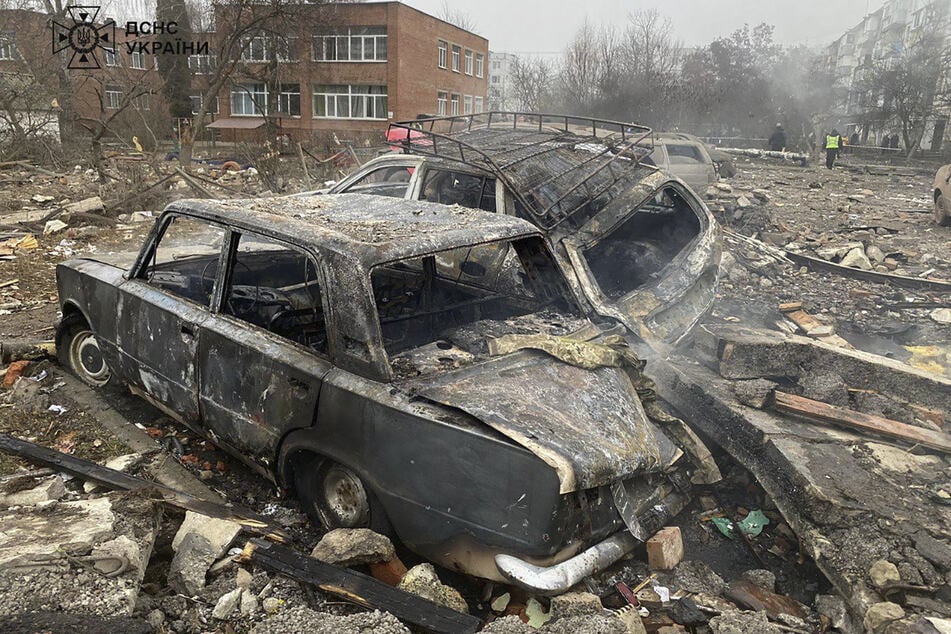 Beschädigte Autos nach einem russischen Raketenangriff in der Region Poltawa. (Archivfoto)