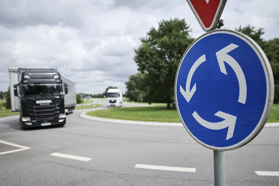 Schwer verletzt liegen gelassen! Autofahrer flüchtet nach Unfall in Kreisverkehr