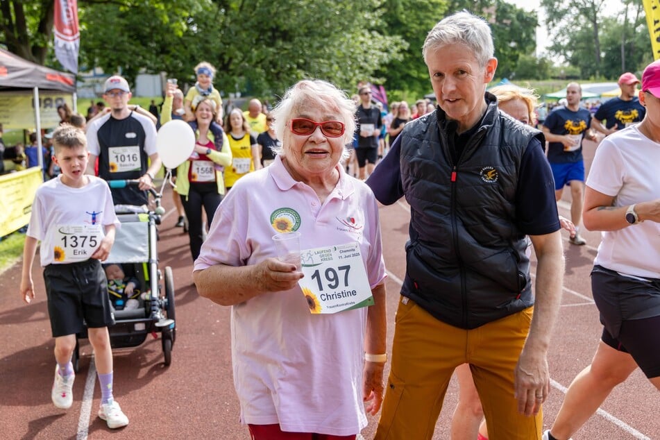 Christine Kraft (87) läuft gemeinsam mit Skisprung-Legende Jens Weißflog (60) gegen den Krebs.