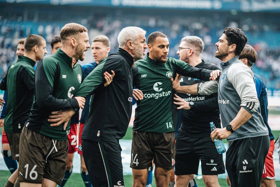 Vor der Partie kam es zwischen dem HSV und dem FC St. Pauli zu einer kleineren Rudelbildung.