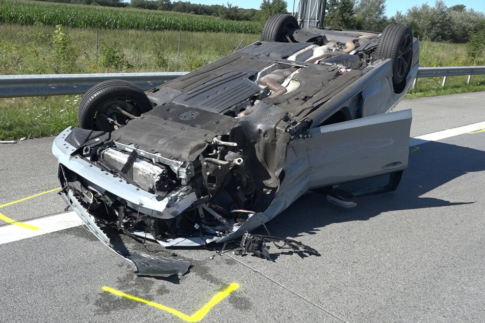 Der 55-jährige Unfallverursacher fiel der Polizei zunächst auf, weil er mit hoher Geschwindigkeit in Schlangenlinien quer über alle Fahrstreifen gefahren war. Anschließend überschlug er sich mit seinem Wagen.