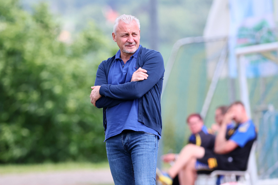 Die Mannschaft von FCE-Trainer Pavel Dotchev (57) empfängt am ersten Spieltag den FC Ingolstadt im Erzgebirge.