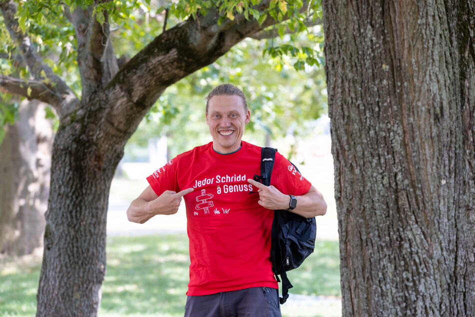 Wandertag-Leiter Tilo Nenke mit dem aktuellen Wander-T-Shirt.