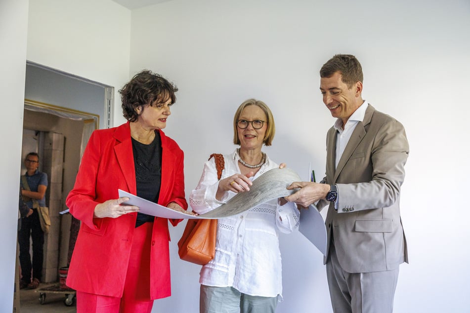Baustellenbesichtigung in Heidenau: Alexander Müller (50) vom Verband der Wohnungs- und Immobilienwirtschaft im Gespräch mit Ministerin Regina Kraushaar (61, CDU, M.), und Mirjam Philipp (58) vom Verband der Wohnungsgenossenschaften.