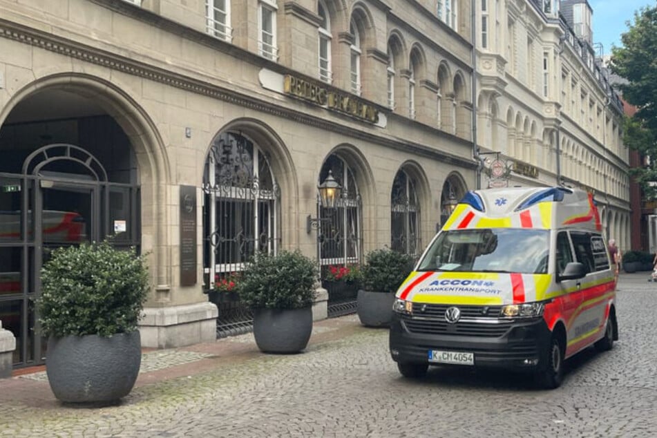 Der Taxifahrer war die Mühlengasse in der Kölner Altstadt laut Zeugen in hohem Tempo entlang gebrettert.