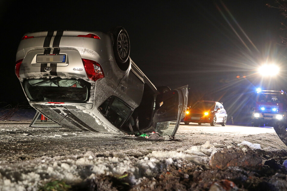 Auf dem Dach gelandet: Eine Kia-Fahrerin verlor am Dienstagabend in Meerane die Kontrolle über sein Fahrzeug.