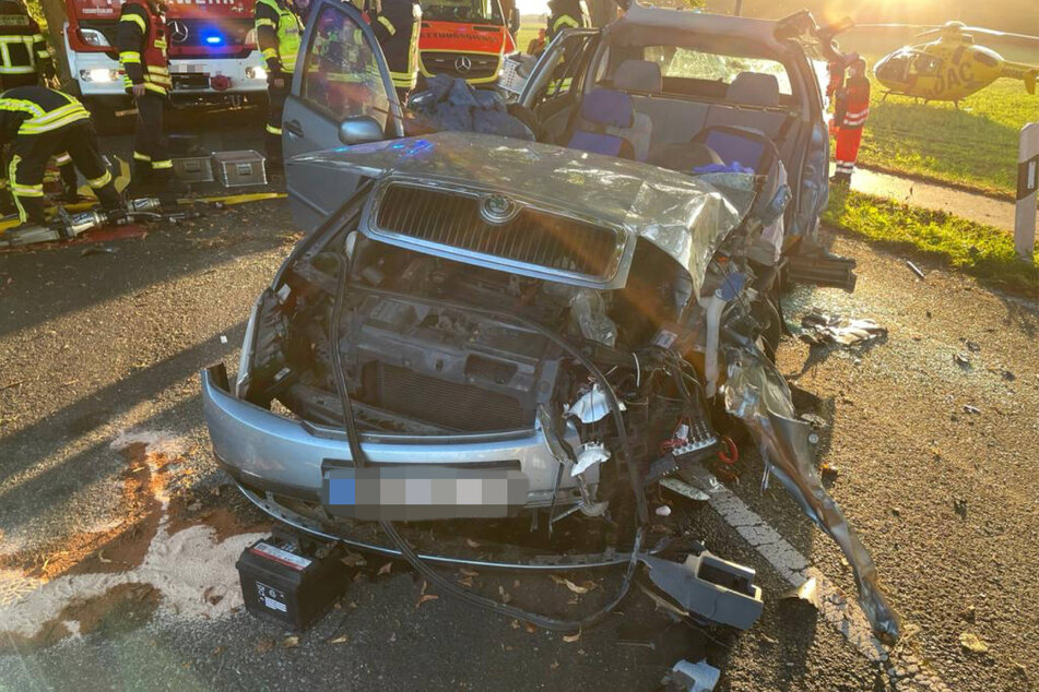 Ein Skoda-Fahrer wurde bei einem schweren Unfall in seinem Auto eingeklemmt.