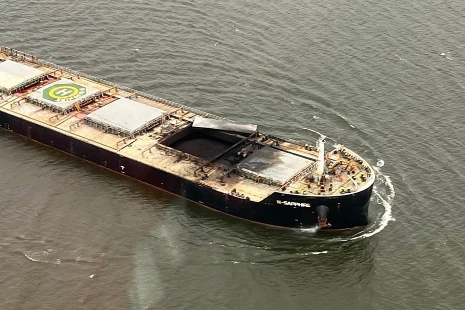 Nach dem Vorfall sind Beschädigungen am vorderen Teil des Schiffes zu erkennen.