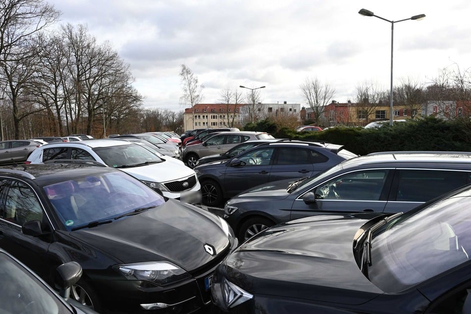 Parkplatz-Not vorm Zwickauer Krankenhaus: Weiterhin keine Besserung in Sicht