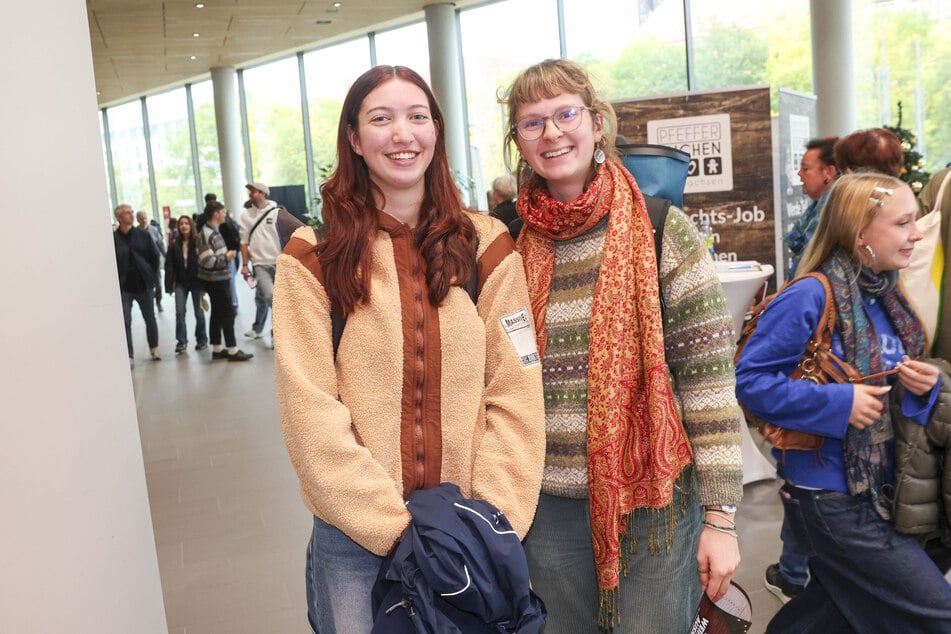Die Gartenbau-Studentinnen Antonia Jahn (l.) und Luzie Schilbach (beide 21): "Auf einem Weihnachtsmarkt zu arbeiten, stellen wir uns niedlich vor, und die Weihnachtsstimmung wird auch entfacht."