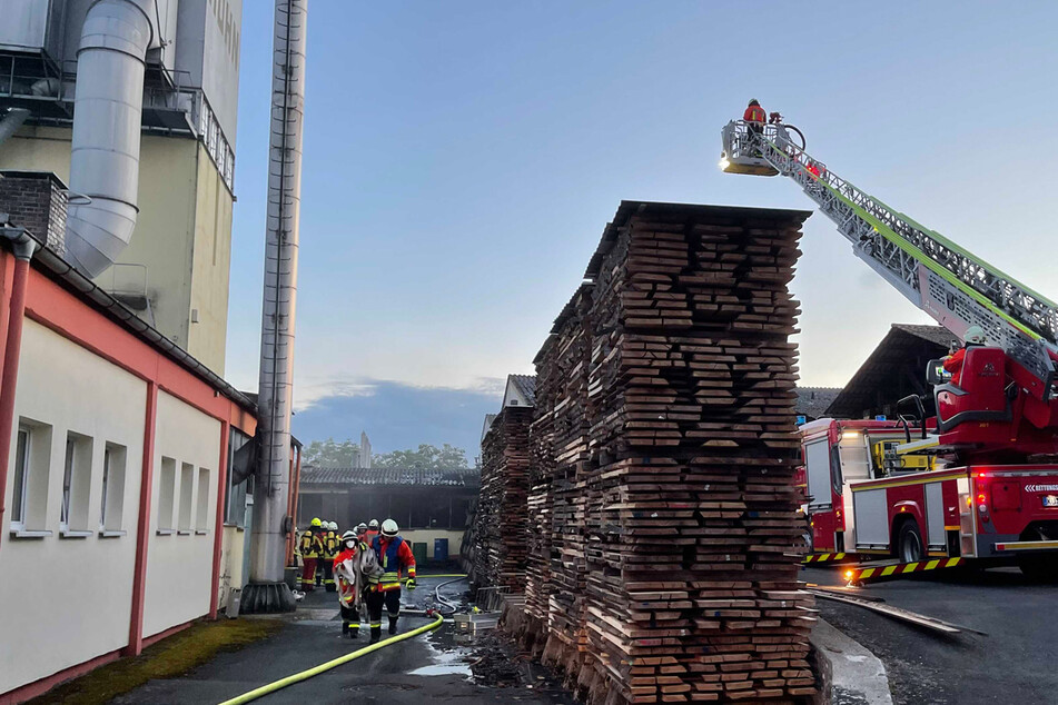 München: Brand bei Möbelhersteller: Feuerwehr verhindert Katastrophe in Firmen-Schreinerei