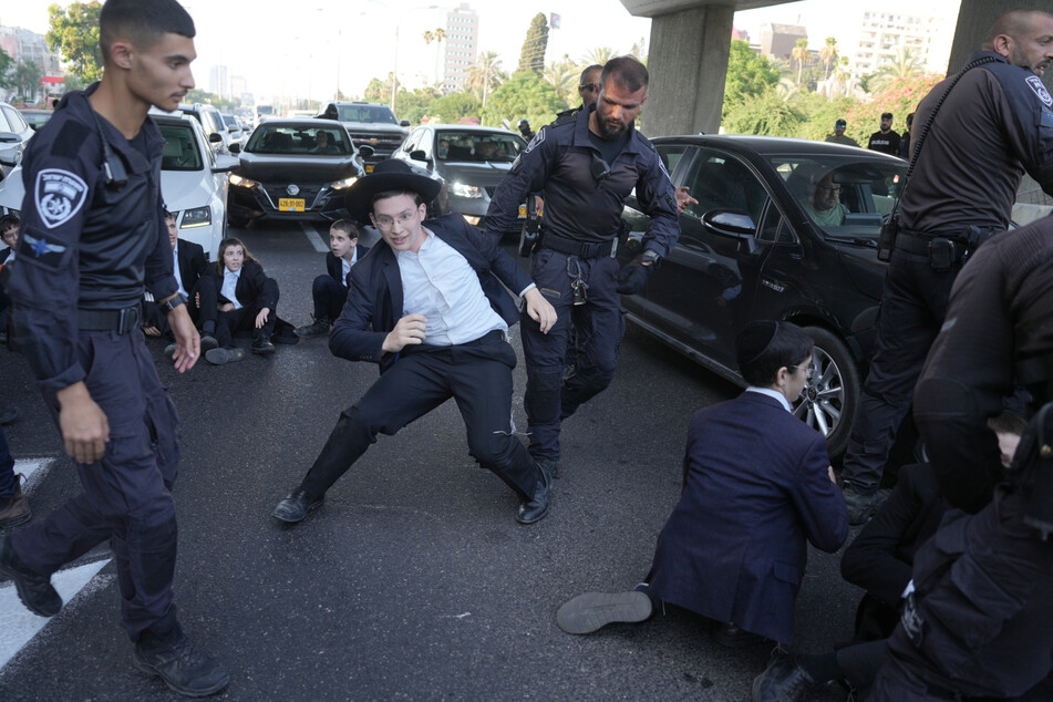 Ultraorthodoxe jüdische Jugendliche zeigten ihren Unmut und blockierten eine Straße in der Nähe von Tel Aviv. Die Polizei musste einschreiten.