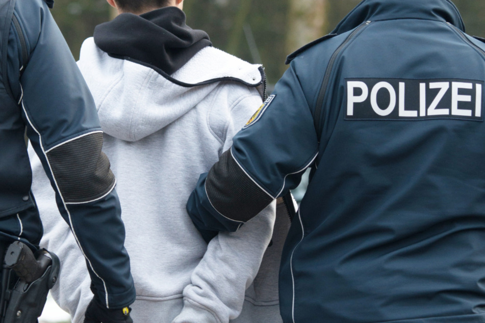 Ein Mann hat auf einem Bauernhof bei Wertingen im Landkreis Dillingen an der Donau in Bayern einen Polizisten verletzt. (Symbolbild)
