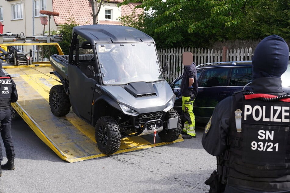 Jede Menge vermummte Polizisten bei Razzia auf Vierseitenhof