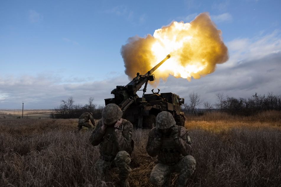Ukrainische Soldaten beschießen russische Positionen mit einer CAESAR-Haubitze aus französischer Produktion.