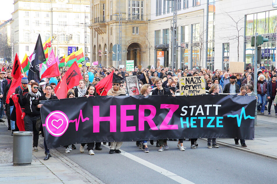 Demonstranten laufen mit einem "Herz statt Hetze"-Banner über die Wilsdruffer Straße.