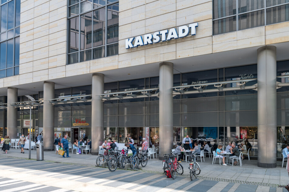 Wo früher Meissener Porzellan im Karstadt verkauft wurde, ist das "Café Cherie" eingezogen.