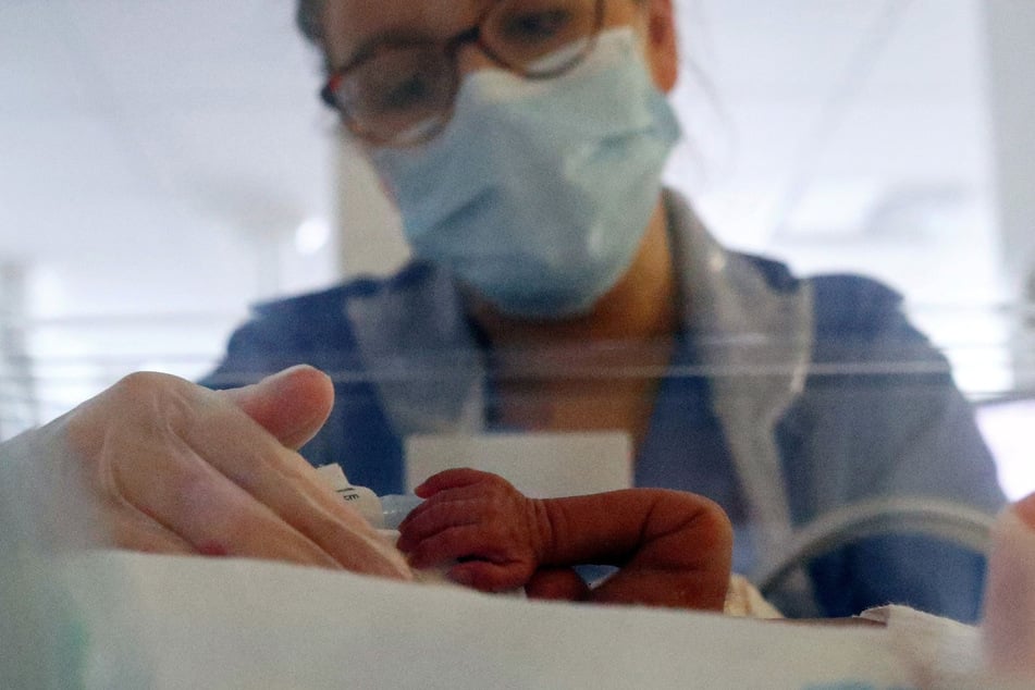 Zwei Tage altes Baby stirbt an Coronavirus: Mutter war mit Covid-19 infiziert