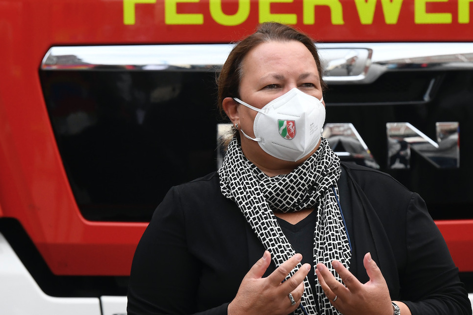 Die nordrhein-westfälische Umweltministerin Ursula Heinen-Esser (55, CDU) bedankte sich bei der Werksfeuerwehr für ihren Einsatz bei der Explosionskatastrophe des Chemparks.