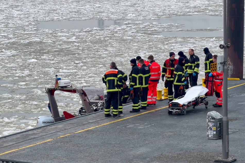 Schiffsführer entdeckt leblosen Mann in Elbe: Feuerwehr kann ihn nur noch tot bergen