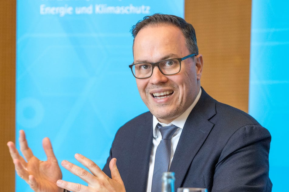 Sachsens Wirtschaftsminister Dirk Panter (51, SPD) stellte am Montag sein "Zukunftspaket I" vor.