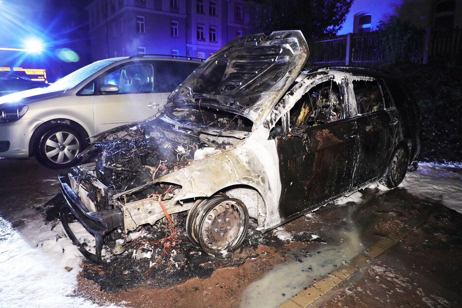 Der VW Golf war nach dem Brand am Mittwoch schrottreif.