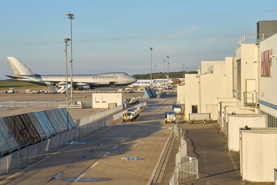 Anstatt am größten deutschen Flughafen in Frankfurt am Main landete die Reisegruppe jedoch am rund 120 Kilometer entfernten Flughafen Hahn im Hunsrück.