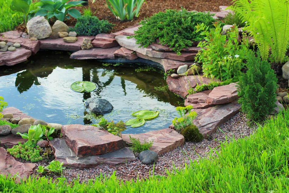 Am Ostersonntag war ein zweijähriger Junge in einen Gartenteich in Apollensdorf-Nord gestürzt und ertrunken. (Symbolbild)