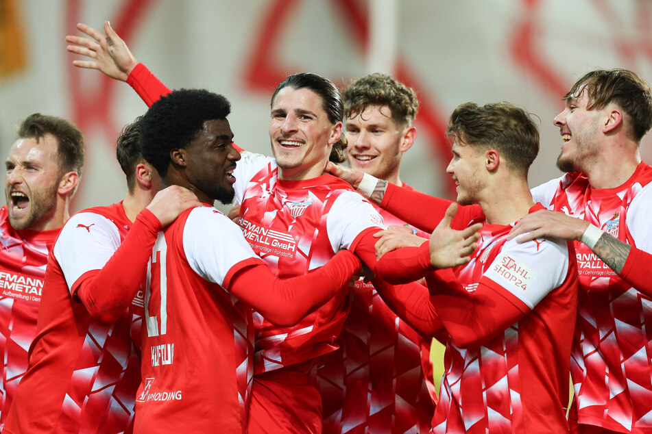 Freude beim FSV Zwickau nach dem 1:0-Treffer von Veron Dobruna (M.).