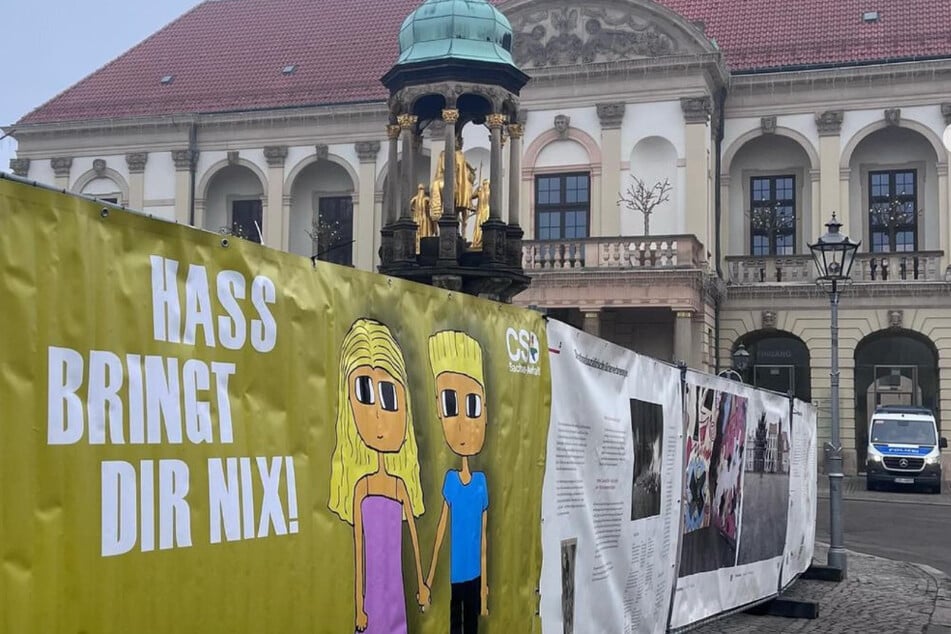 Am Alten Markt haben diverse Organisationen Botschaften für Frieden und Demokratie aufgestellt.