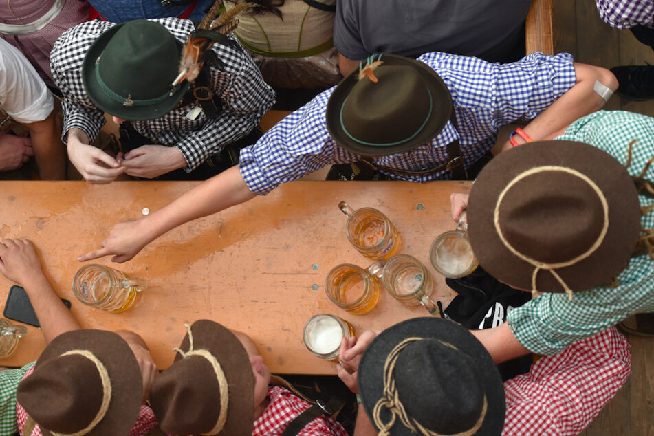 Obwohl das Oktoberfest auf der Kippe steht, werden derzeit auf Onlineportalen Platzreservierungen für Tauende Euro angeboten.