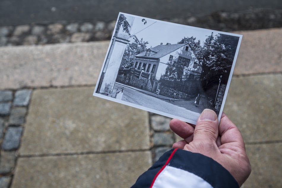 Auf dem Foto ist links eine Hauswand zu erkennen, wo jetzt die Garagen sind.