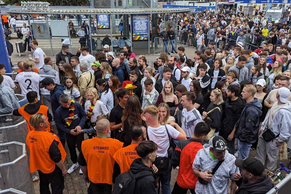 Beim Security-Check wird nach gefährlichen Gegenständen gesucht.