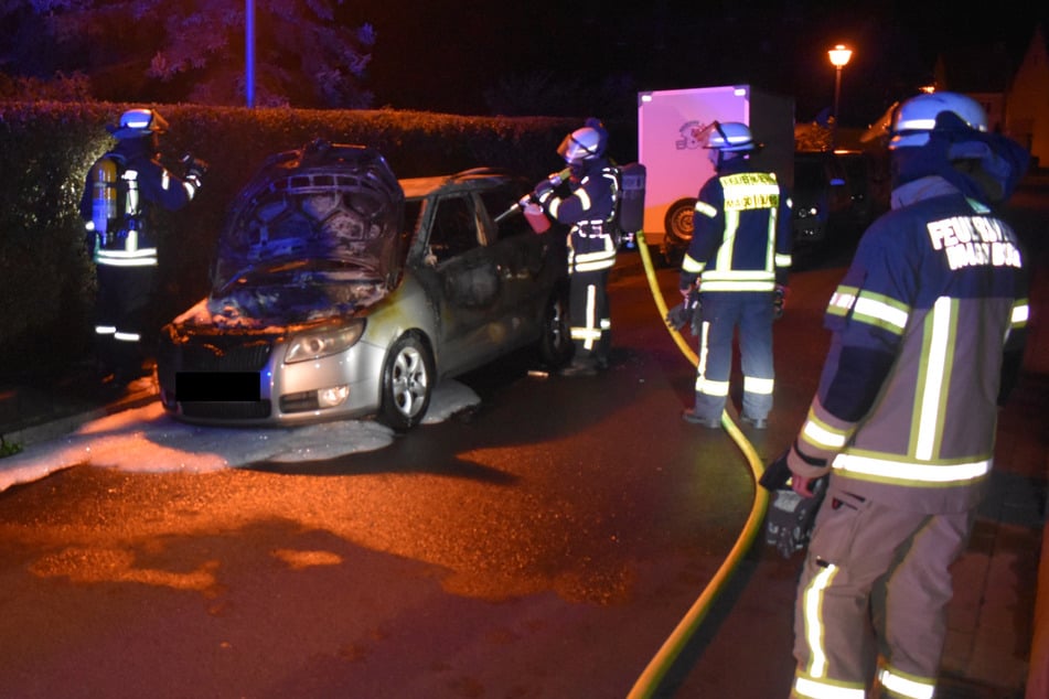 Am Wochenende brannte ein Skoda in Magdeburg komplett aus. Die Polizei ermittelt.