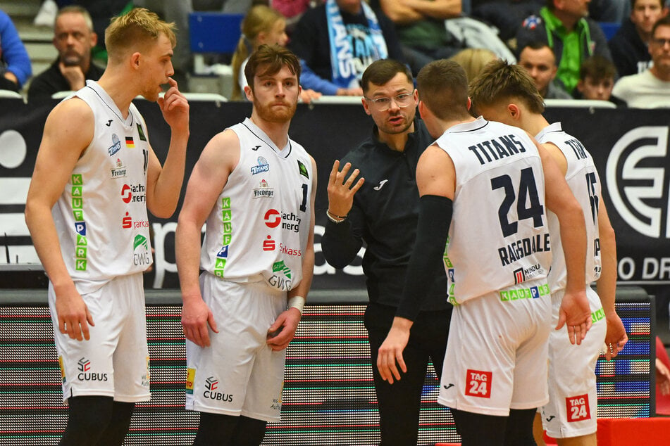 Lukas Zerner (l.) - der Größte bei den Titans - war früh belastet. Coach Fabian Strauß (M.) musste reagieren.