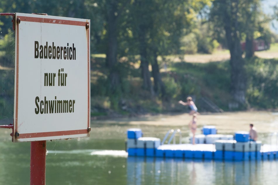 Gegen einen 34-Jährigen wird nun ermittelt, nachdem er sich im Freibad an seinem Geschlechtsteil herumgespielt hatte. (Archivbild)