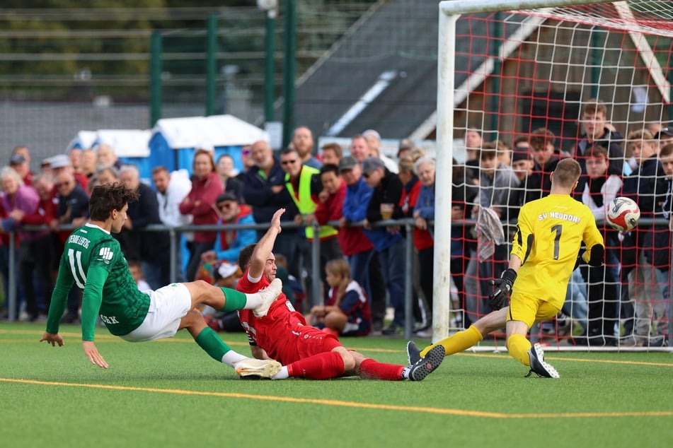 Die Gäste spielten das Spiel souverän herunter und nutzten die Chancen, um weitere Tore zu machen. Hier trifft Julius Hoffmann zum 3:0.